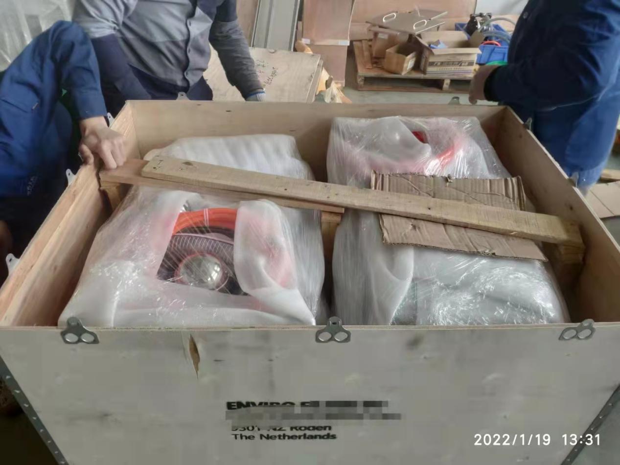 两台油水分离机装箱打包